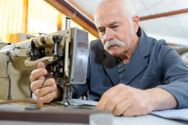 Senior Using Sewing Machine — Stock Photo, Image