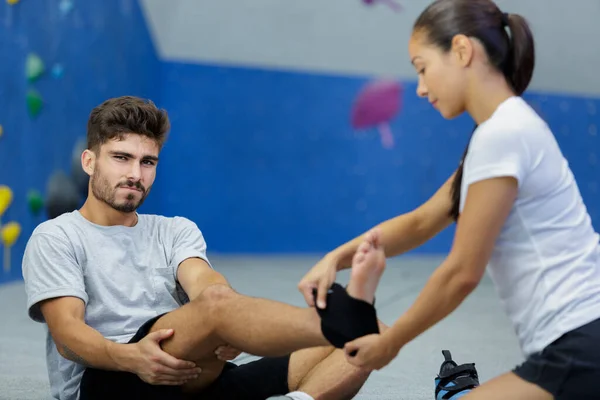 Zdravý Muž Zraněnou Nohou Sedí Tělocvičně — Stock fotografie