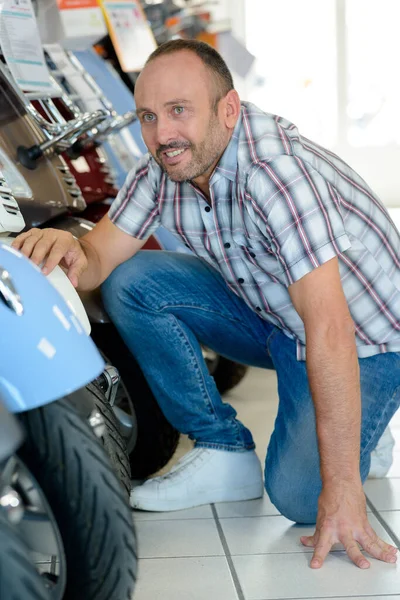 Клиент Мужчина Смотрит Мотоцикл — стоковое фото