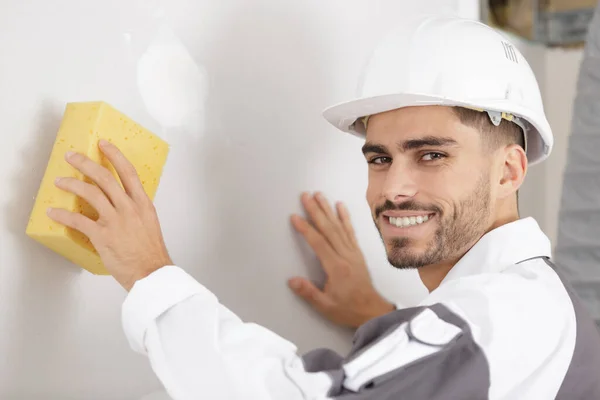 Ein Mann Wäscht Eine Wand — Stockfoto