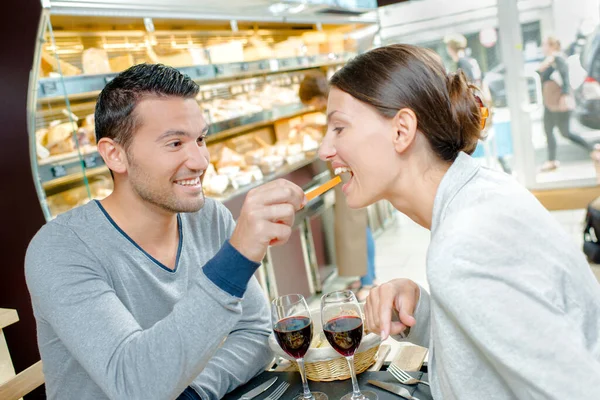 Szczęśliwa Para Jedząca Mieście — Zdjęcie stockowe