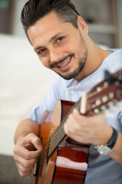 Homem Sofá Tocando Guitarra Com Laptop Casa — Fotografia de Stock