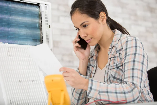 Female Technician Making Telephone Call — Stock Photo, Image