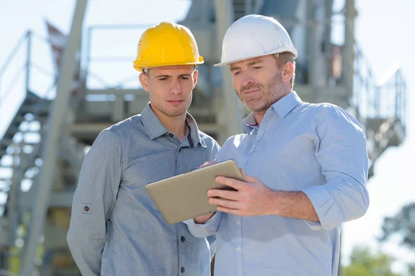 Travailleurs Construction Masculins Discuter Sur Tablette Numérique — Photo