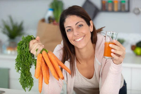 Schöne Frau Die Karotten Hält Karottensaft Herzustellen — Stockfoto
