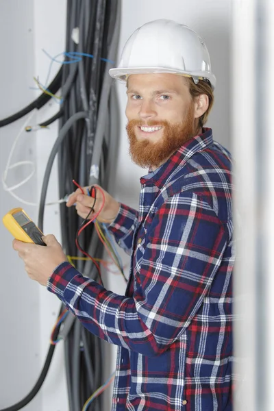 Eletricista Usando Multímetro Propriedade Renovação — Fotografia de Stock
