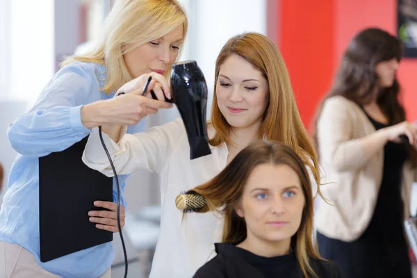 Fryzjer Salon Fryzjerski Kobieta Suszarka Włosów — Zdjęcie stockowe
