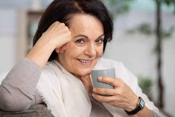 Year Old Γυναίκα Στο Σπίτι Πίνει Τσάι — Φωτογραφία Αρχείου
