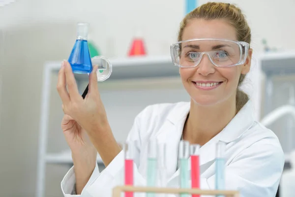 Dobre Wyniki Badań Laboratoryjnych Kobiet — Zdjęcie stockowe