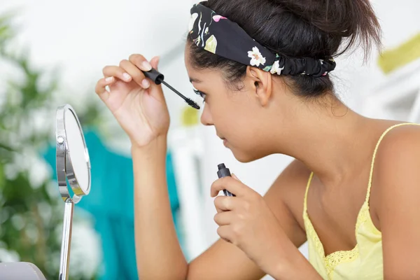Uma Mulher Fazendo Sua Maquiagem — Fotografia de Stock