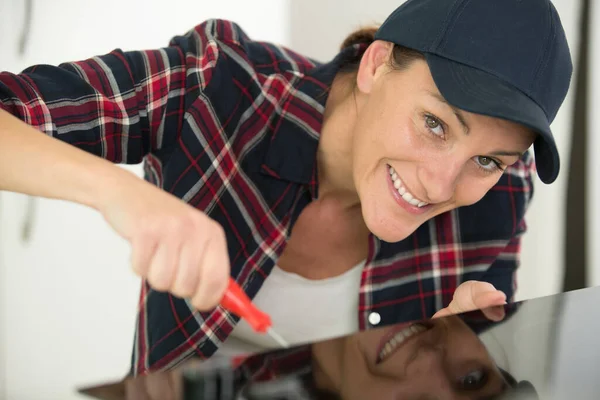 Ευτυχισμένη Γυναίκα Χρησιμοποιεί Ένα Κατσαβίδι Στην Κουζίνα — Φωτογραφία Αρχείου