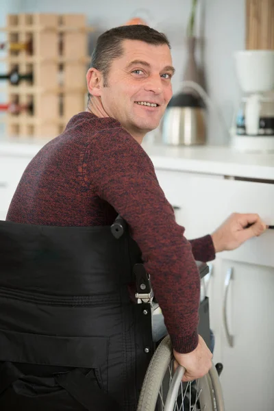 Kapabel Medelålders Handikappad Man Köket — Stockfoto