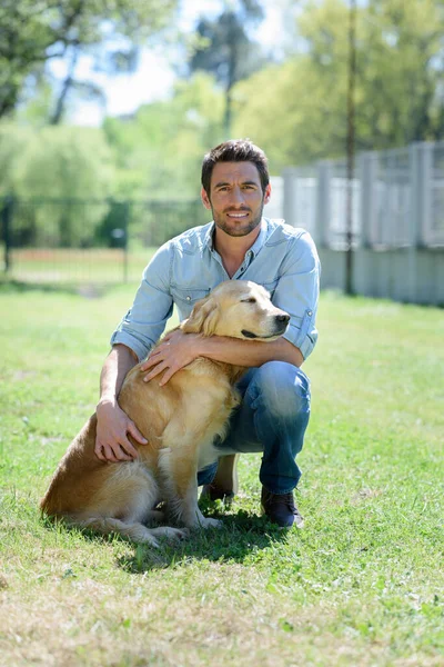 Muž Objímající Psa — Stock fotografie