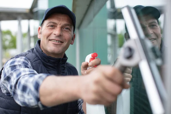 Mann Benutzt Lappen Und Spray Beim Fensterputzen — Stockfoto