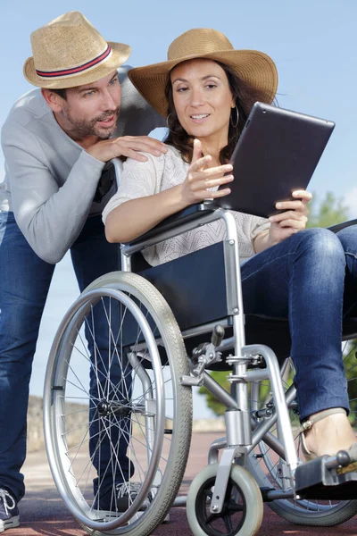 外でリラックスしている車椅子のカップル — ストック写真