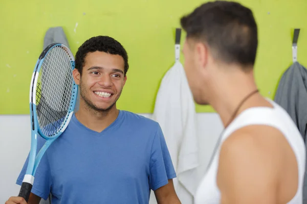 ロッカールームでのテニストレーナーとコーチの会話 — ストック写真