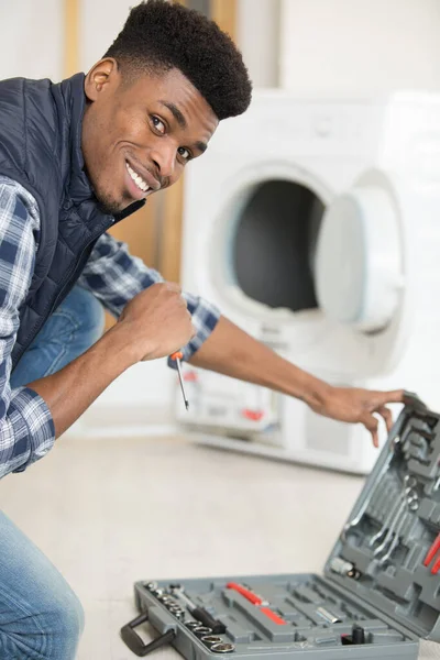 Glad Entreprenör Reparera Tvättmaskin Köket — Stockfoto