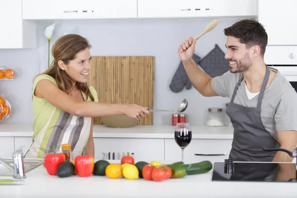 Casal Engraçado Fingindo Lutar Com Utensílios Ferramentas Enquanto Cozinha — Fotografia de Stock