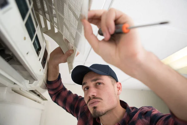 Klimatizace Opravy Muž Snaží Opravit Klimatizaci — Stock fotografie