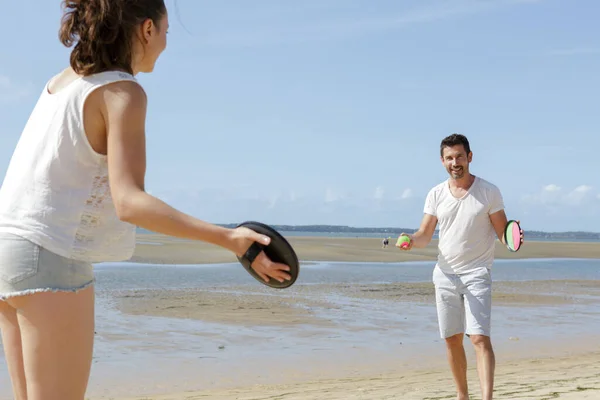 Счастливая Пара Играет Пляжный Мяч — стоковое фото