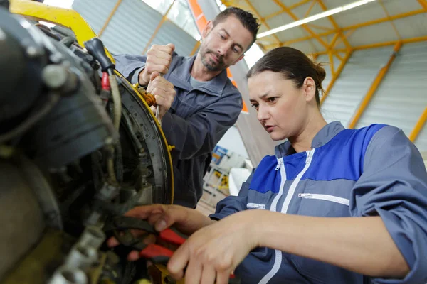 Female Male Mechanic Fixing Compressor Engine — Stock Photo, Image