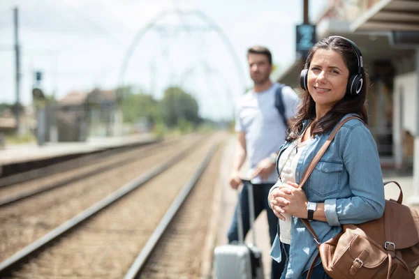Vrouw Man Passagiers Wachten Een Trein — Stockfoto