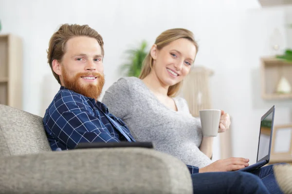 Feliz Casal Encantador Senta Sofá Casa — Fotografia de Stock