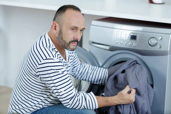 Männerporträt Denkt Über Waschmaschine Nach — Stockfoto