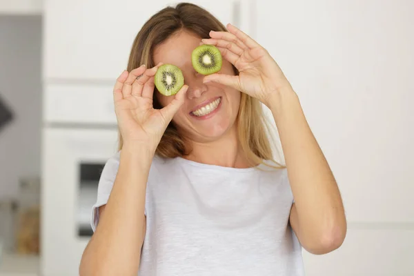 Woman Kiwi Slices Front Her Eyes — Stock Photo, Image