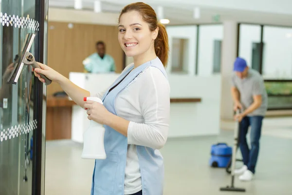 Szczęśliwy Sprzątaczka Kobieta Szpitalu — Zdjęcie stockowe