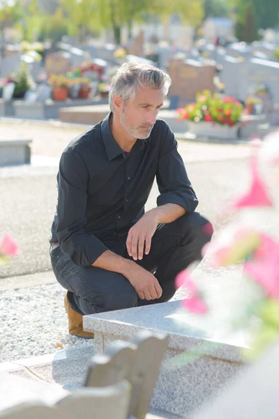 Portrait Man Mourning Grave — Stock Photo, Image