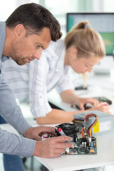 Manliga Tekniker Eller Ingenjörer Reparerar Elektronisk Utrustning Forskningsanläggningen — Stockfoto
