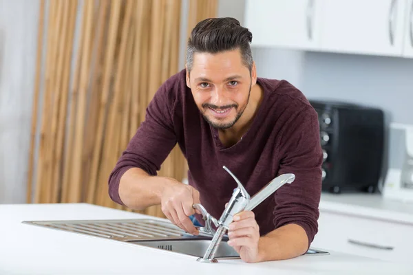 Schöner Klempner Repariert Wasserhahn Küche — Stockfoto