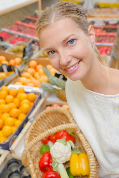 Senhora Segurando Cesta Frutas Legumes — Fotografia de Stock