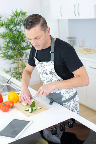 Man Cutting Courgette — Stock Photo, Image