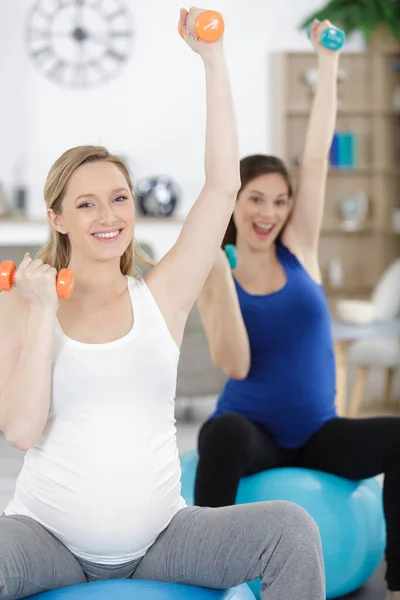 Mulheres Grávidas Fazendo Exercício Fitness Com Halteres — Fotografia de Stock