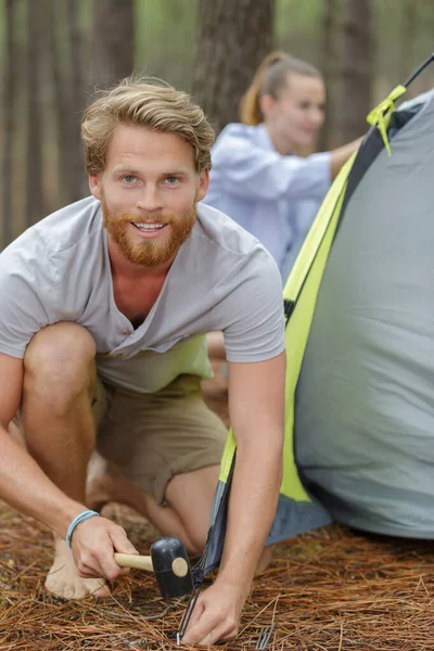 Junger Mann Baut Zeltlager Für Zeltausflug Auf — Stockfoto