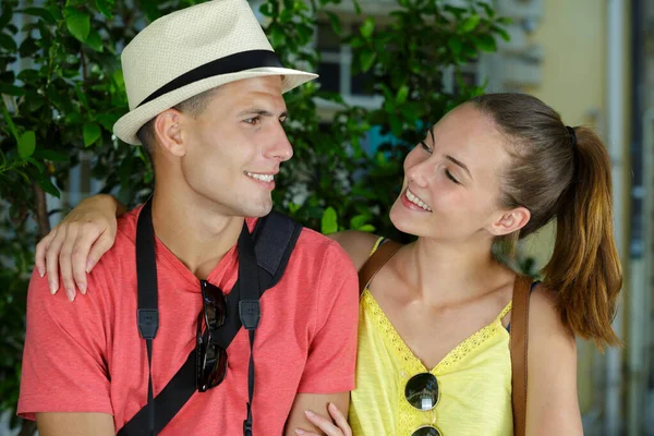 Ein Junges Touristenpaar Lächelt — Stockfoto