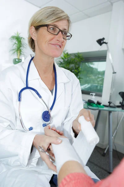 Portrait Confident Mature Female Doctor — Stock Photo, Image