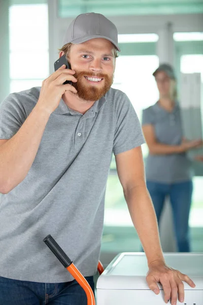 Happy Mover Phone Carrying Furniture — Stock Photo, Image