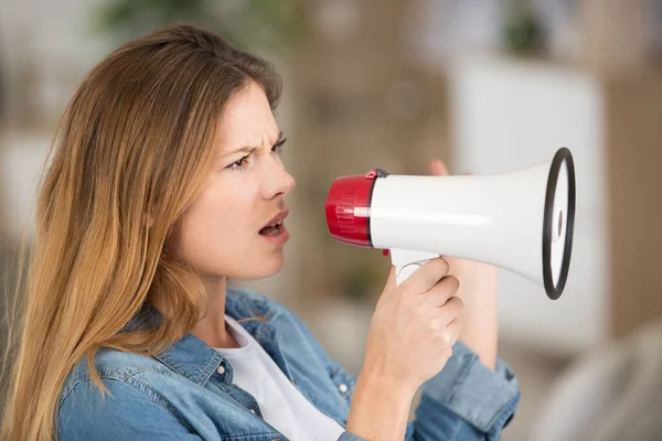 Ενοχλημένη Γυναίκα Που Μιλάει Μέσα Από Ένα Μεγάφωνο — Φωτογραφία Αρχείου