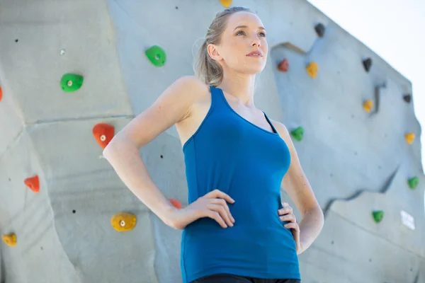 Junge Sportlerin Neben Wand Zum Klettern — Stockfoto