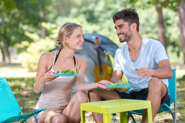 Çadırlarının Dışında Yemek Yiyen Çift — Stok fotoğraf