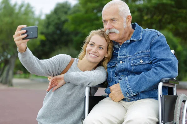 Oudere Man Rolstoel Selfie Nemen Met Zijn Dochter — Stockfoto