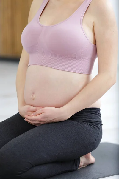 妊娠中の女性が蓮華座に座って瞑想のクローズ アップ — ストック写真