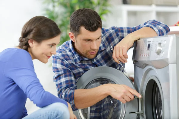 Couple Groceries Store Buy Washing Machine — Stock Photo, Image