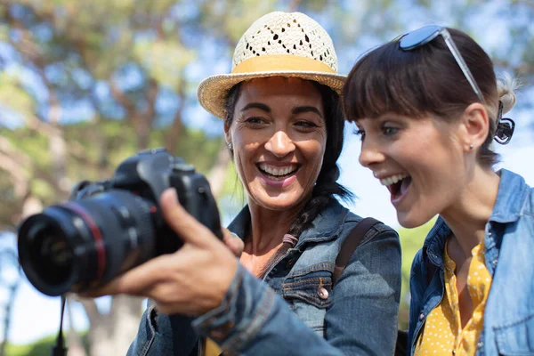 Glückliche Freundinnen Beim Betrachten Von Fotos Mit Digitalkamera — Stockfoto