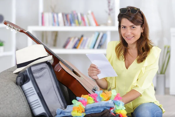 Portrait Smiling Young Woman Packed Baggage Notes — Stock Photo, Image