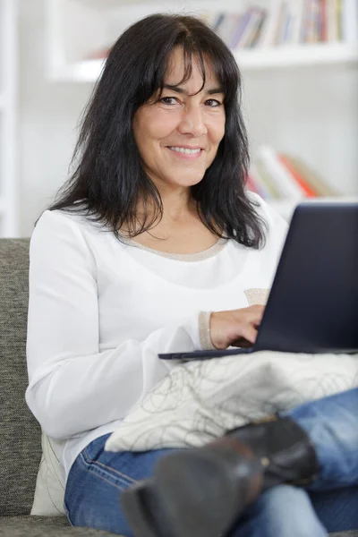 Middle Aged Woman Using Laptop Home — Stock Photo, Image
