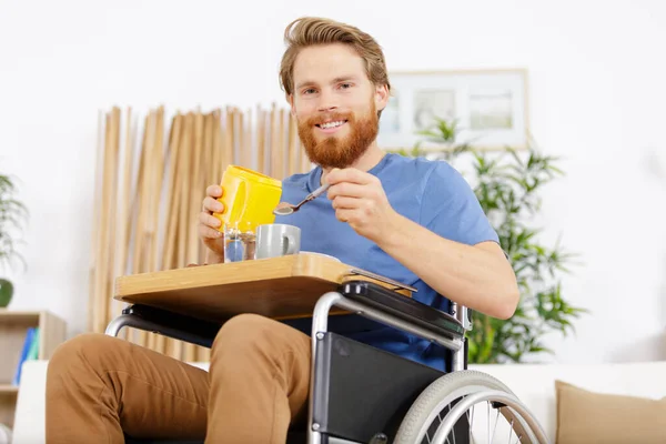 Mann Rollstuhl Mit Heißer Schokolade — Stockfoto